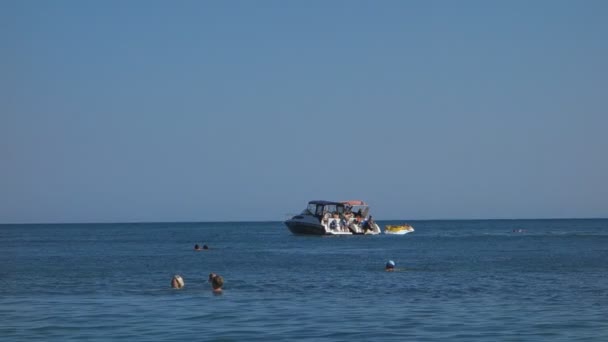 Nessebar Bulgária Junho 2016 Turistas Bulgária Alugam Barco Divertem Água — Vídeo de Stock