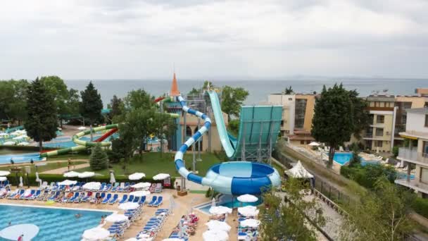 保加利亚内塞巴尔 2016年6月23日 索尔内塞巴尔酒店成人和年轻的酒店客人在水上乐园玩得开心 — 图库视频影像