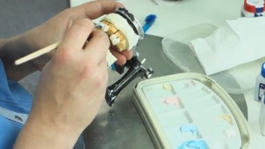 diş laboratuvarında diş teknisyeni metal-seramik protez imalatı yapan