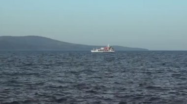 tatil yolcuları ile hızlı modern gemi denizde yelken