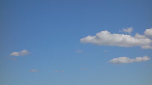 Nuvens Brancas Rapidamente Correm Céu Azul Dia Ensolarado — Vídeo de Stock