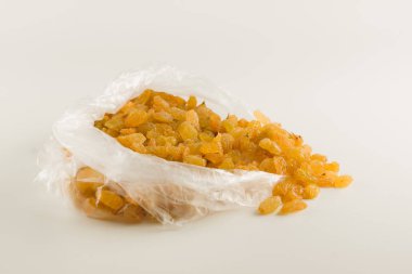 Beyaz arka planda izole taze aldı kuru üzüm