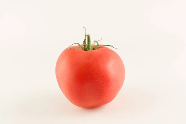 Dojrzałe czerwone pomidory odmianowe na białym tle — Zdjęcie stockowe