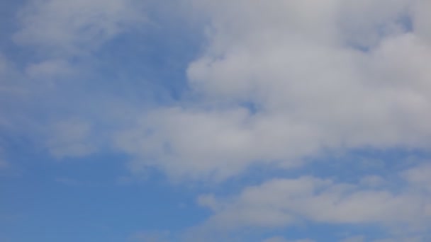 Las Nubes Blancas Vuelan Rápidamente Cielo Azul — Vídeo de stock