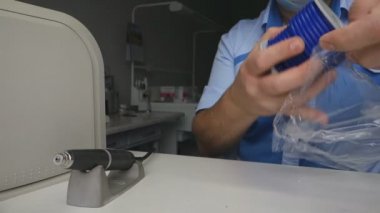 bir diş laboratuvarı mavi balmumu bir kutu içinde paketleri diş teknisyeni