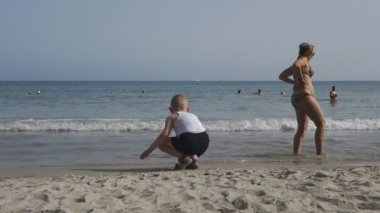 Nessebar, Bulgaristan - 19 Haziran 2016: Binlerce turist Yaz aylarında Karadeniz kıyısında dinlenmek için Bulgaristan otellerini ziyaret ediyor.