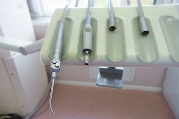 Οδοντιατρικά όργανα στο γραφείο που προετοιμάστηκε για την εργασία — Φωτογραφία Αρχείου