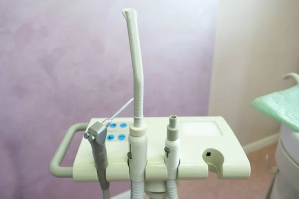 Instrumentos dentales en el consultorio preparados para el trabajo — Foto de Stock