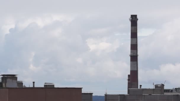 Nuvole Volano Rapidamente Attraverso Cielo Sopra Città Uno Sfondo Tubi — Video Stock