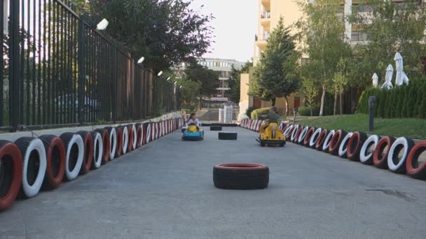 Boergas Bulgarije Juni 2016 Kinderen Een Pretpark Rijden Elektrische Auto — Stockvideo