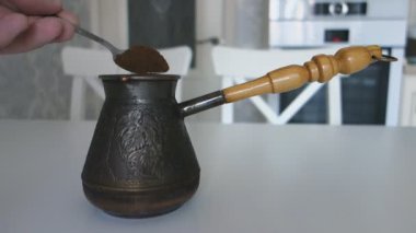 el bir türk içine öğütülmüş kahve küçük bir kaşık uykuya dalıyor
