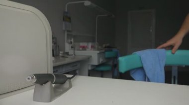 bir diş laboratuvarında diş teknisyeni balmumu ile kutuyu açar