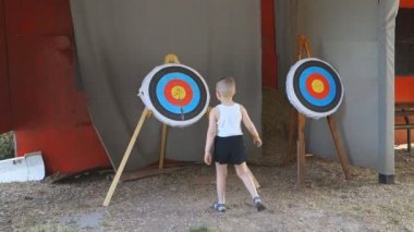 çocuk şort için bir yay ateş hedef göz önünde bulundurularak