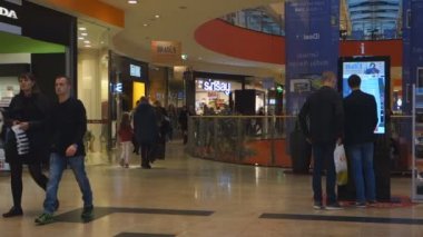 Vilnius, Litvanya - 16 Ekim 2016: Vilnius Ozas schopping ev merkezi iç görünüm. Bu alışveriş merkezi çok popüler yerli halk ve turistler ile.