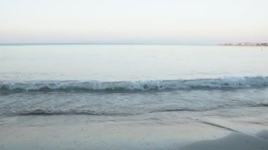 kıyı şeridinde lapping sakin mavi deniz dalgaları