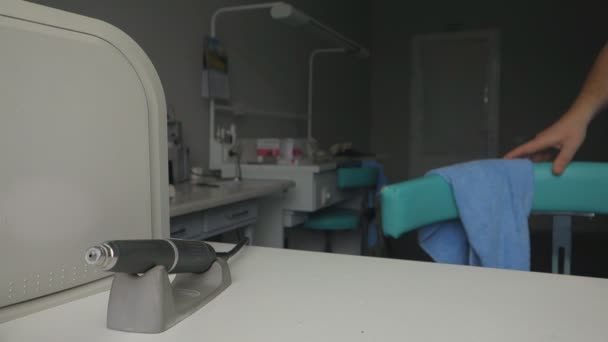 Bir Diş Laboratuvarında Diş Teknisyeni Balmumu Ile Kutuyu Açar — Stok video