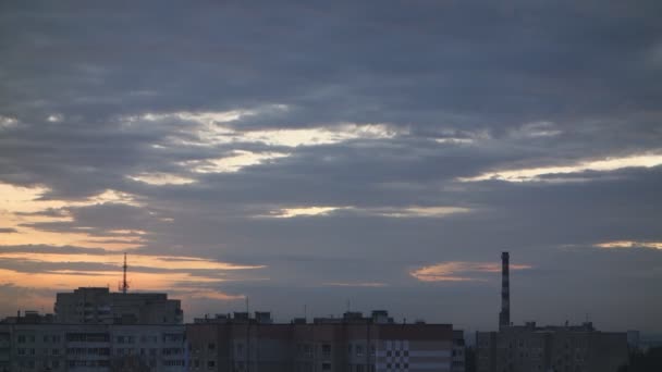 Över Staden Molnen Flyter Genom Stigande Sol — Stockvideo