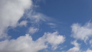 beyaz bulutlar hızlı mavi gökyüzünde uçan