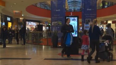 Vilnius, Litvanya - 16 Ekim 2016: Vilnius Ozas schopping ev merkezi iç görünüm. Bu alışveriş merkezi çok popüler yerli halk ve turistler ile.