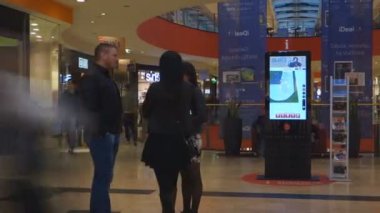 Vilnius, Litvanya - 16 Ekim 2016: Vilnius Ozas schopping ev merkezi iç görünüm. Bu alışveriş merkezi çok popüler yerli halk ve turistler ile.