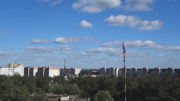 Облака Быстро Плывут Над Зданиями Города — стоковое видео