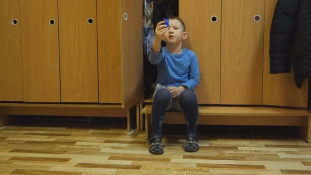 Çocuk Oturur Onun Oyuncak Hakkında Konuşuyor — Stok video