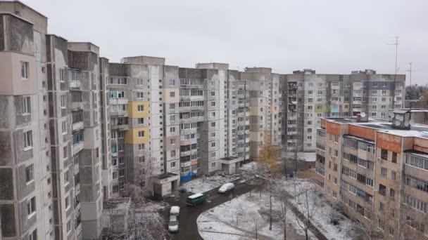 Vista Superior Pátio Coberto Neve Entre Edifícios — Vídeo de Stock