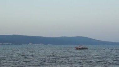 Nessebar, Bulgaristan - 19 Haziran 2016: Bulgaristan'da tatilciler tekne kiralayıp suda eğleniyor.