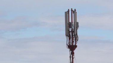 Anten mobil uydu iletişimi gökyüzünün arka planında yer alır