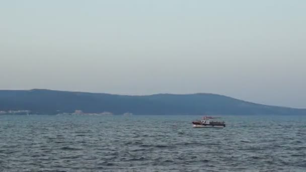 保加利亚内塞巴尔 2016年6月19日 保加利亚度假者游客租船 在水上玩乐 — 图库视频影像