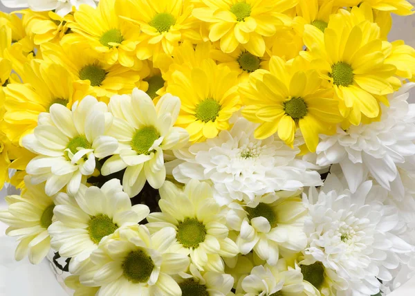 Frühling großer Strauß gelber und weißer Blumen — Stockfoto