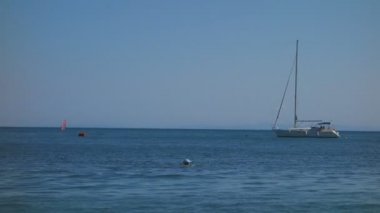 Nessebar, Bulgaristan - 19 Haziran 2016: Bulgaristan'da tatilciler tekne kiralayıp suda eğleniyor