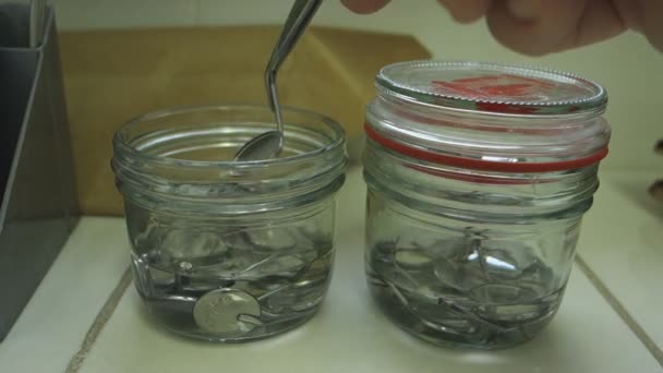 牙医取消毒液的镜子 — 图库视频影像