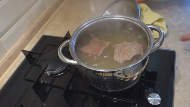 Homem Chega Fogão Gás Fecha Com Uma Toalha Cobrir Panela — Vídeo de Stock