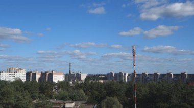 bulutlar hızla şehir binaları üzerinde yüzer 
