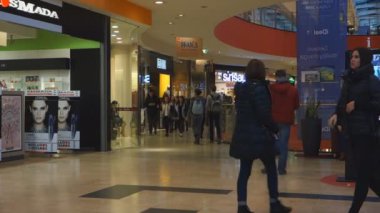 Vilnius, Litvanya - 16 Ekim 2016: Vilnius Ozas schopping ev merkezi iç görünüm. Bu alışveriş merkezi çok popüler yerli halk ve turistler ile.