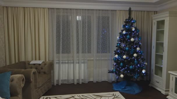 Árbol Navidad Decorado Con Luces Brillantes Apartamento — Vídeo de stock