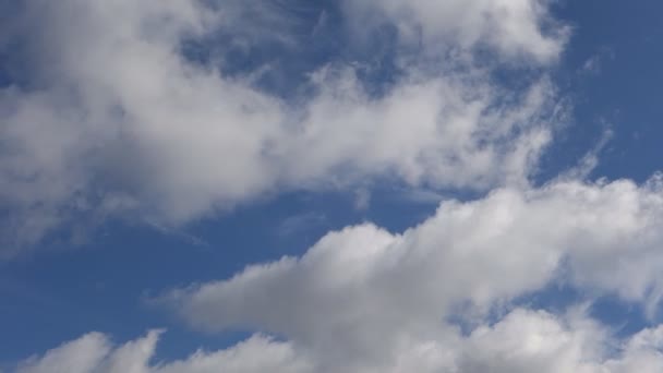 Білі Хмари Швидко Літають Блакитному Небі — стокове відео