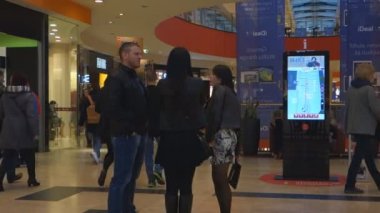 Vilnius, Litvanya - 16 Ekim 2016: Vilnius Ozas schopping ev merkezi iç görünüm. Bu alışveriş merkezi çok popüler yerli halk ve turistler ile.