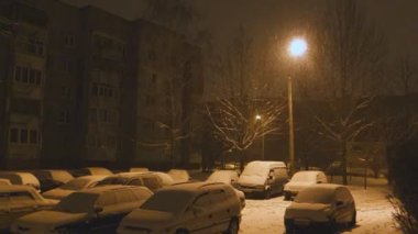 ağır kar gece otoparkta bırakılan araba kapsar