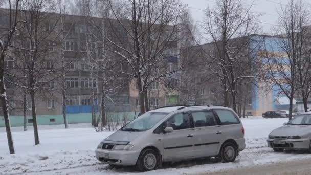 Borisov Bielorrusia Enero 2017 Abundante Coche Cubierto Nieve Largo Carretera — Vídeo de stock