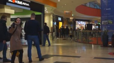 Vilnius, Litvanya - 16 Ekim 2016: Vilnius Ozas schopping ev merkezi iç görünüm. Bu alışveriş merkezi çok popüler yerli halk ve turistler ile.
