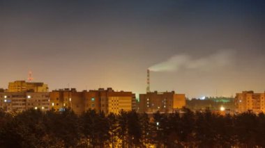 gökyüzünde hareketli bulutlar ile şehrin gece görünümü timelapse