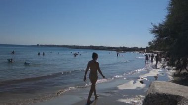 Nessebar, Bulgaristan - 19 Haziran 2016: Binlerce turist Yaz aylarında Karadeniz kıyısında dinlenmek için Bulgaristan otellerini ziyaret ediyor.