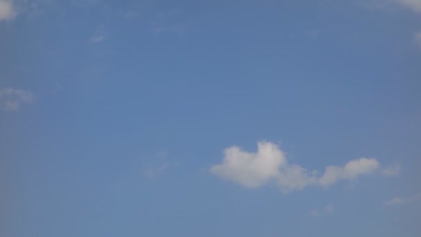 Nuvens Brancas Voando Rapidamente Céu Azul — Vídeo de Stock