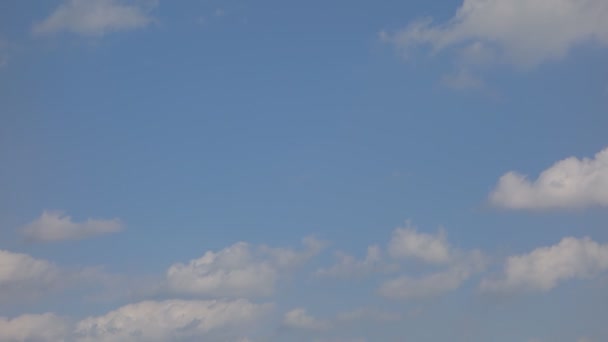 Nuvens Brancas Voando Rapidamente Céu Azul — Vídeo de Stock