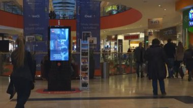 Vilnius, Litvanya - 16 Ekim 2016: Vilnius Ozas schopping ev merkezi iç görünüm. Bu alışveriş merkezi çok popüler yerli halk ve turistler ile.