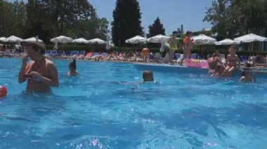Nessebar, Bulgaristan - 19 Haziran 2016: Hotel Sol Nessebar, Bulgaristan'ın Karadeniz kıyısındaki en iyi otel zincirlerinden biridir. Konuklar yerel havuzlarda ve su parkında dinlenebilirler..
