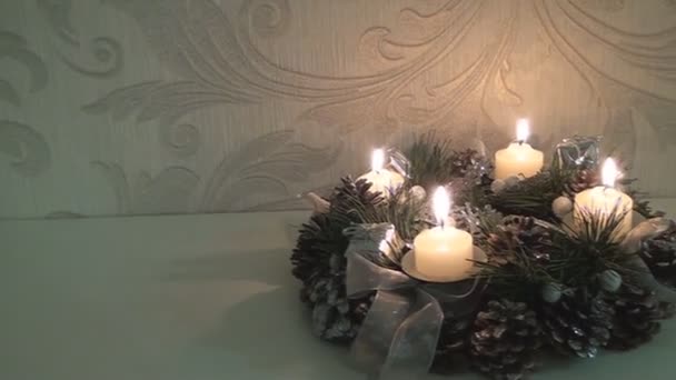 Groene Kerst Krans Met Brandende Kaarsen — Stockvideo
