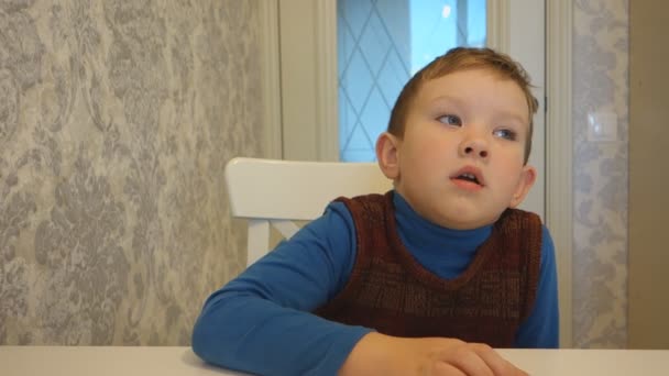 Känslomässigt Berättar Historien Pojke Vid Bordet — Stockvideo